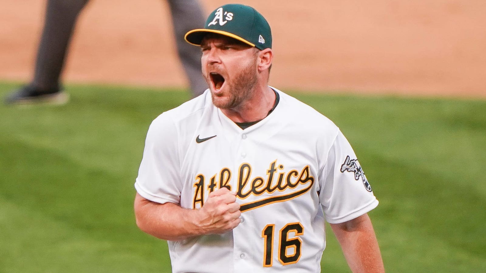 Liam Hendriks, Devin Williams win Reliever of the Year awards
