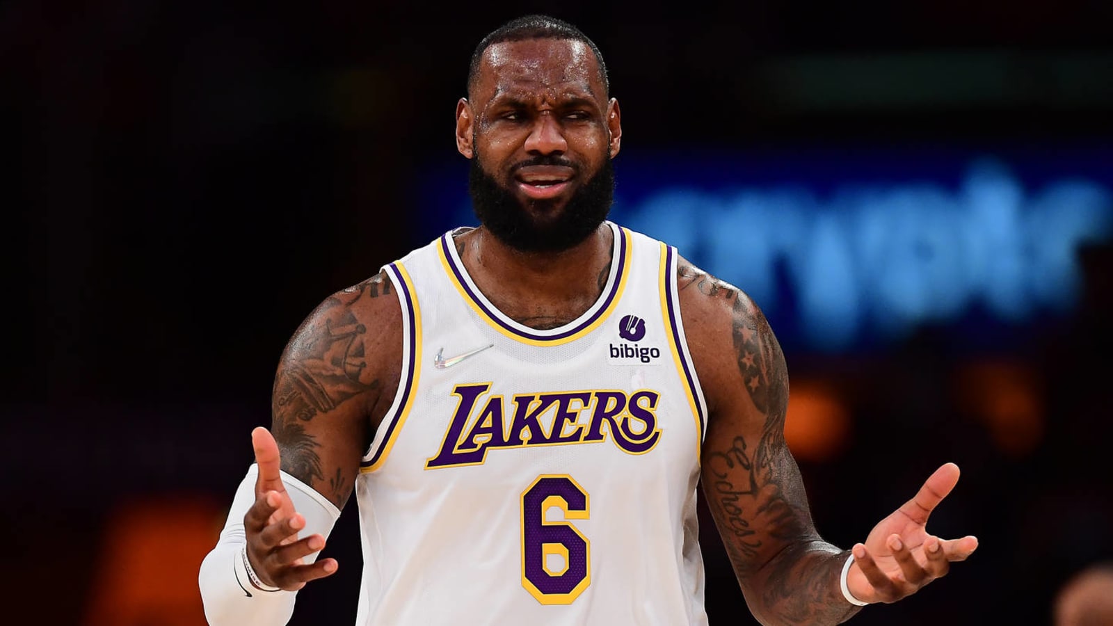 LeBron James takes inaccurate shot at Warriors, Suns