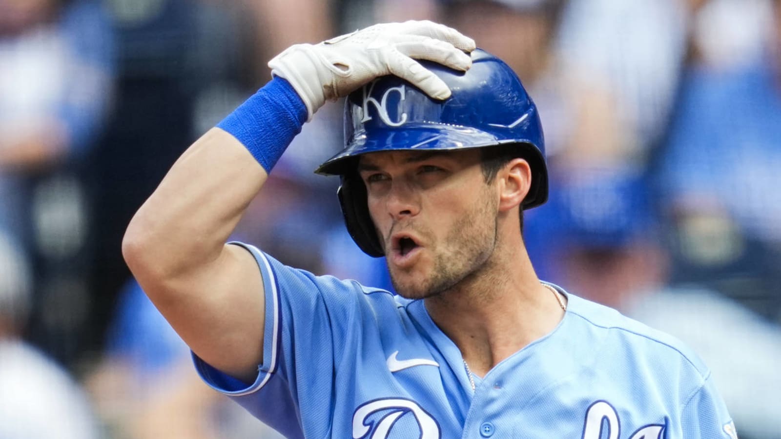 KC Royals lose in Chicago as Benintendi suffers an injury