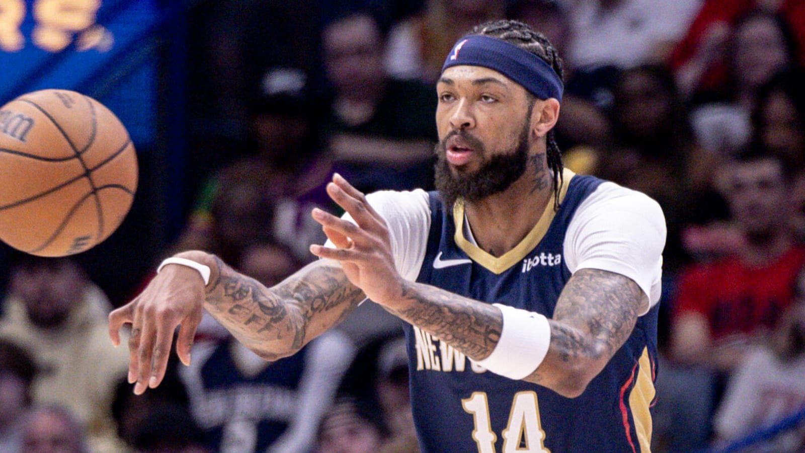 Pelicans star leaves game with knee injury