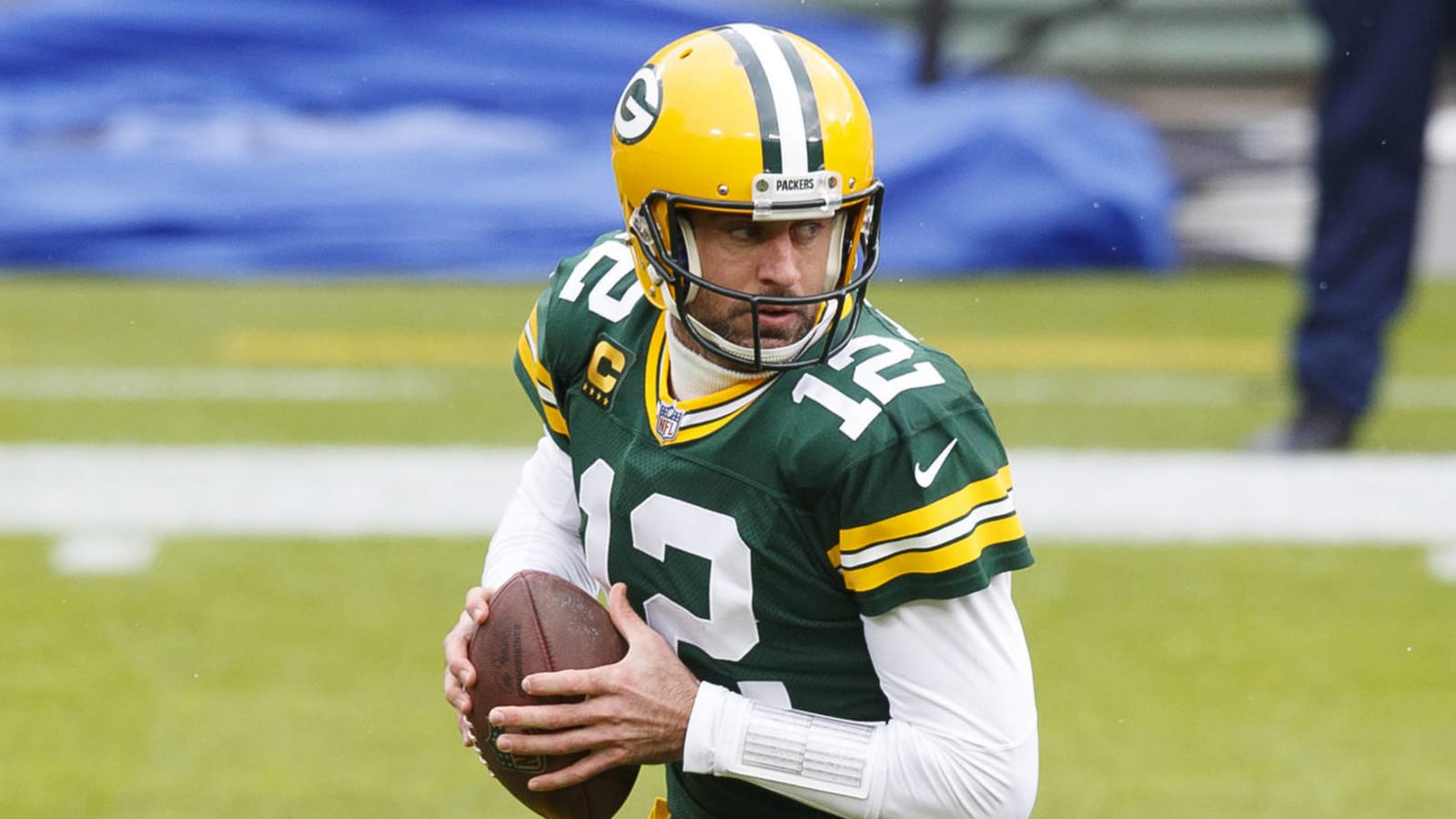 Report: Packers exploring QB options amid Rodgers drama