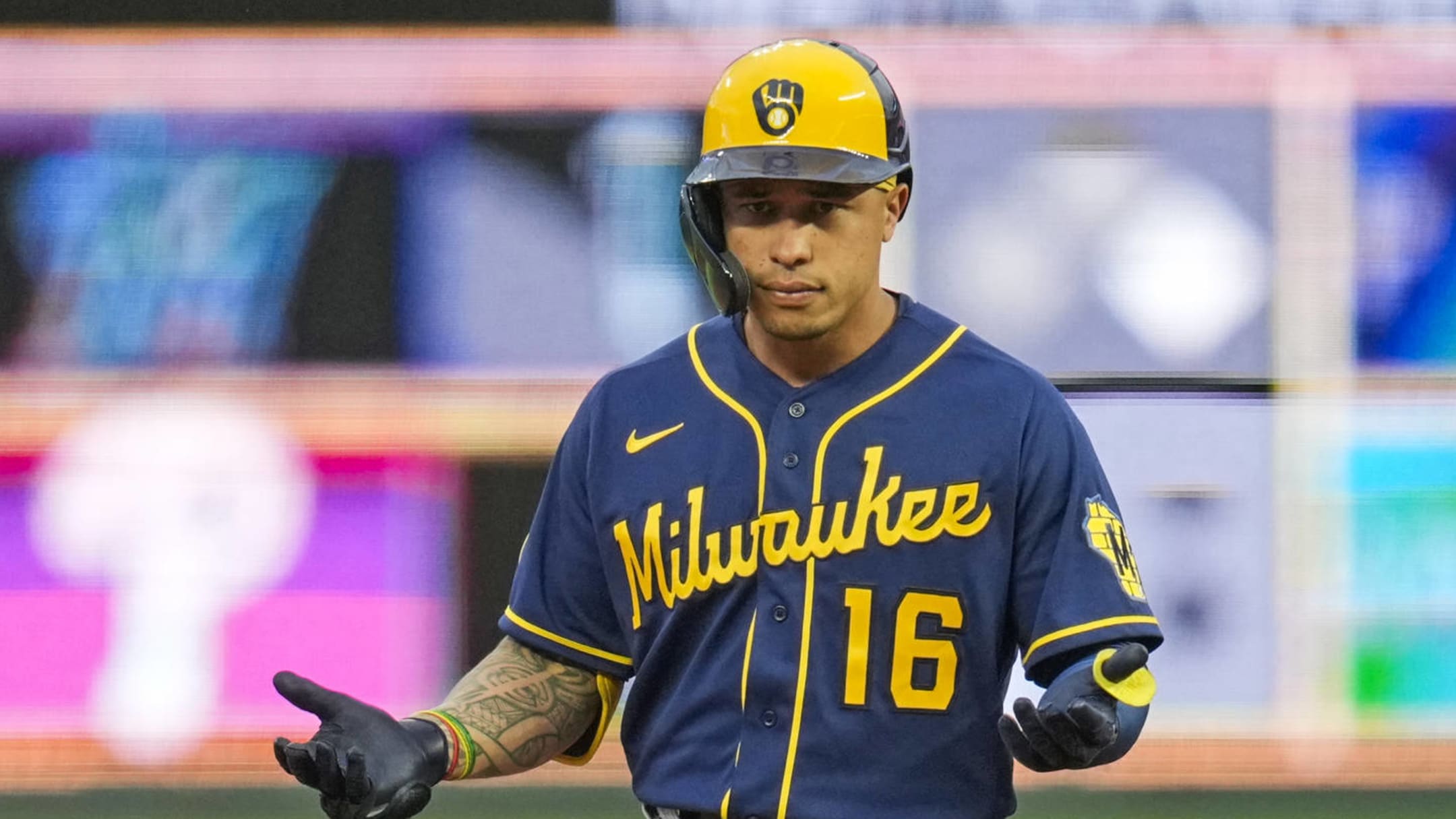 Brewers place second baseman Kolten Wong on IL with oblique strain