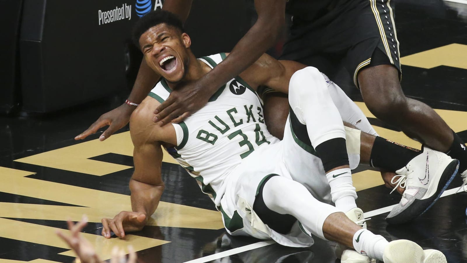 Giannis out for Game 5 vs. Hawks with hyperextended knee