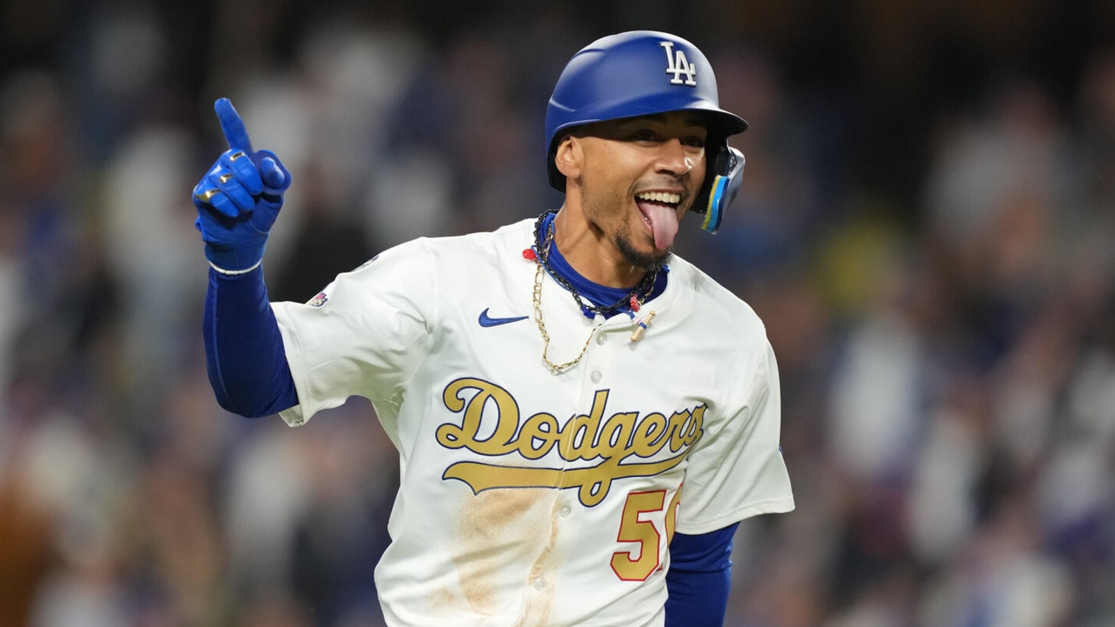Mookie Betts overcomes mystery illness to carry Dodgers in win