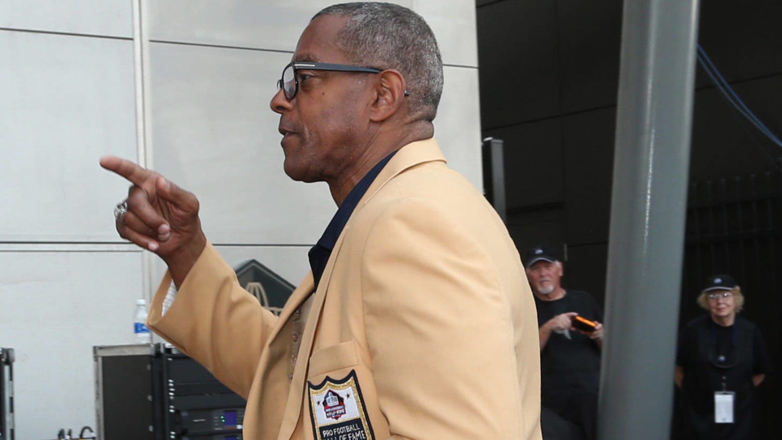 Tony Dorsett shouts out Derrick Henry for tying his record