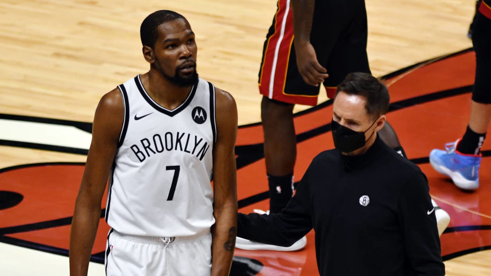 Kevin Durant leaves game early with thigh injury