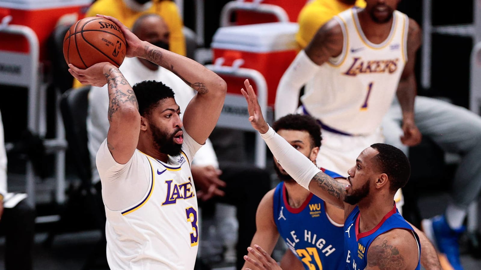 Anthony Davis leaves Lakers game with apparent leg injury