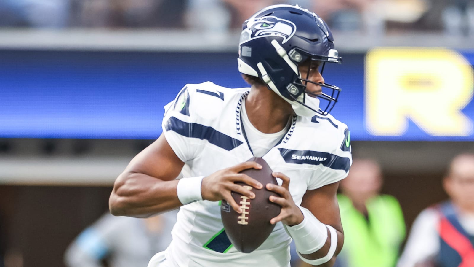 Report reveals Seahawks' wild first offer to Raiders that led to Geno Smith trade