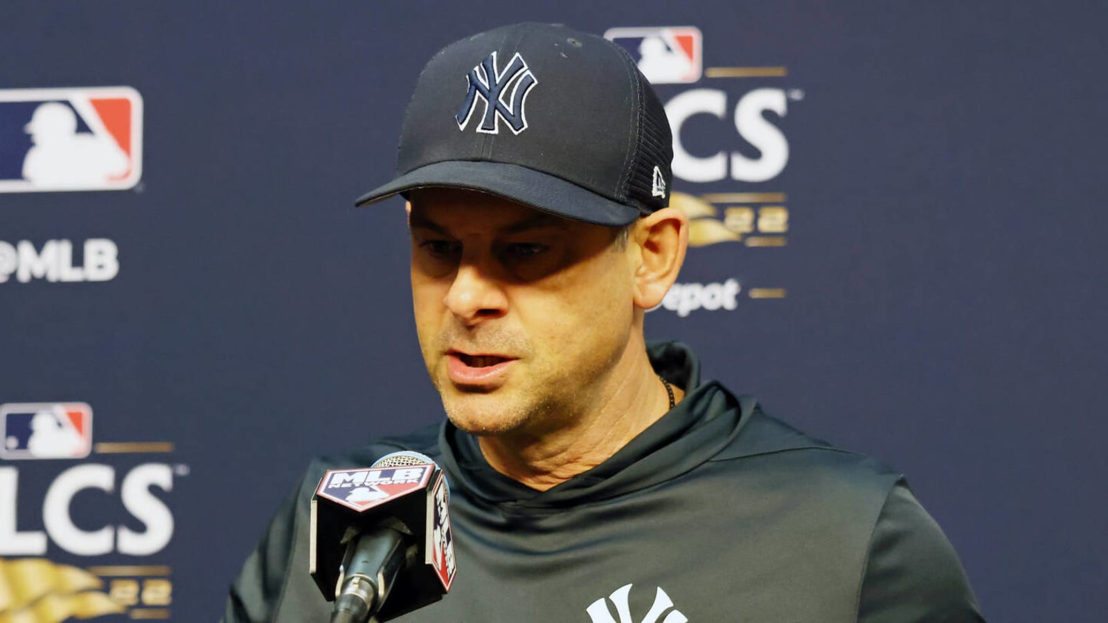 Yankees' Aaron Boone believes open roof played a role in Game 2 loss