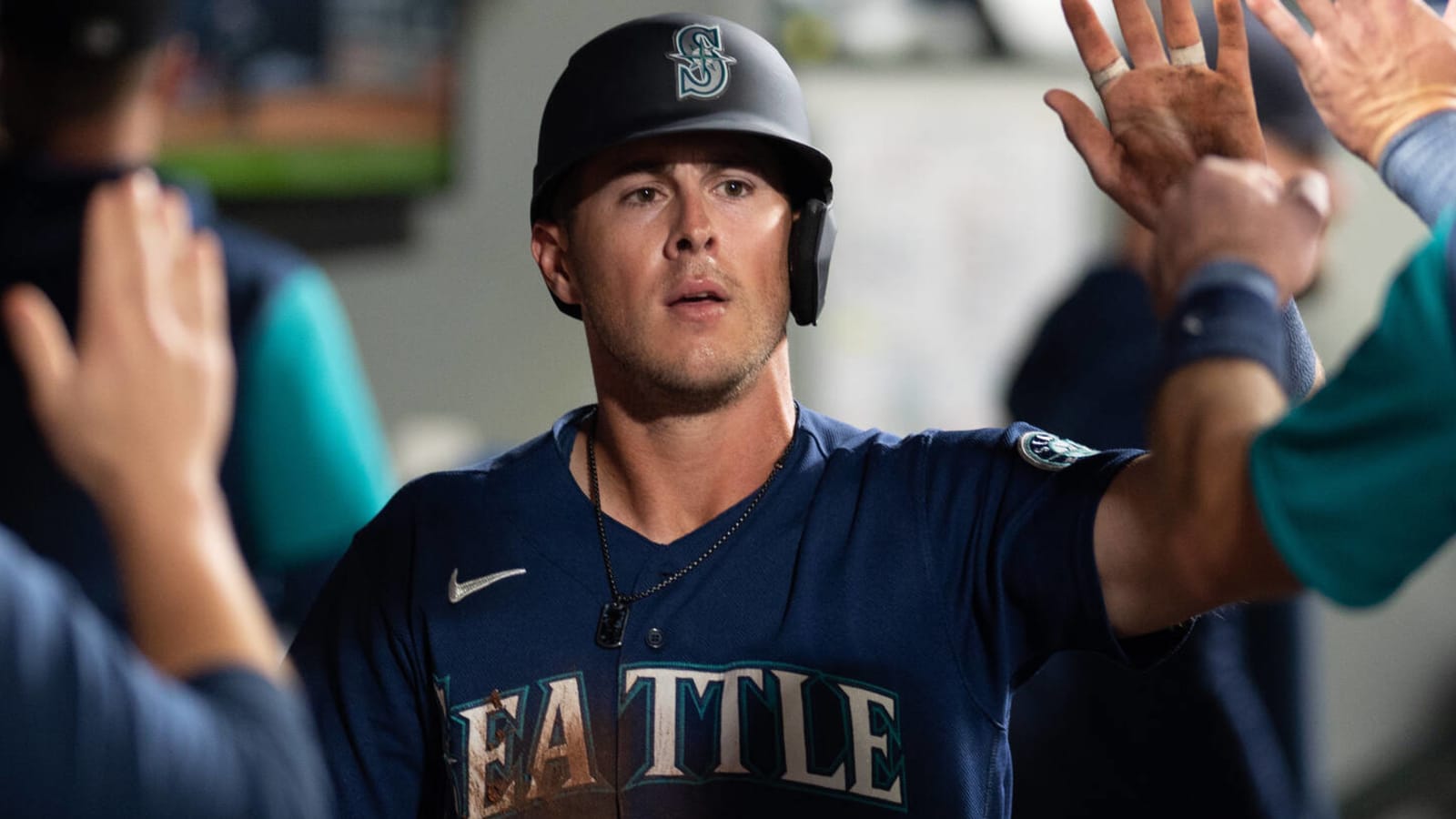Mariners agree to three-year extension with Dylan Moore