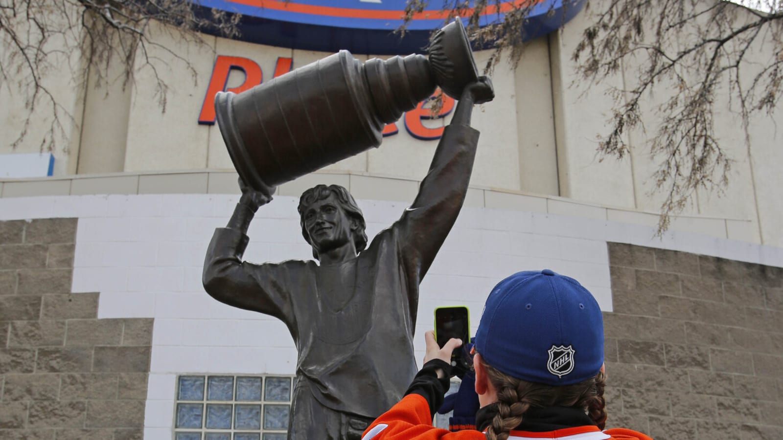 Iconic Wayne Gretzky Statue In Edmonton Defaced
