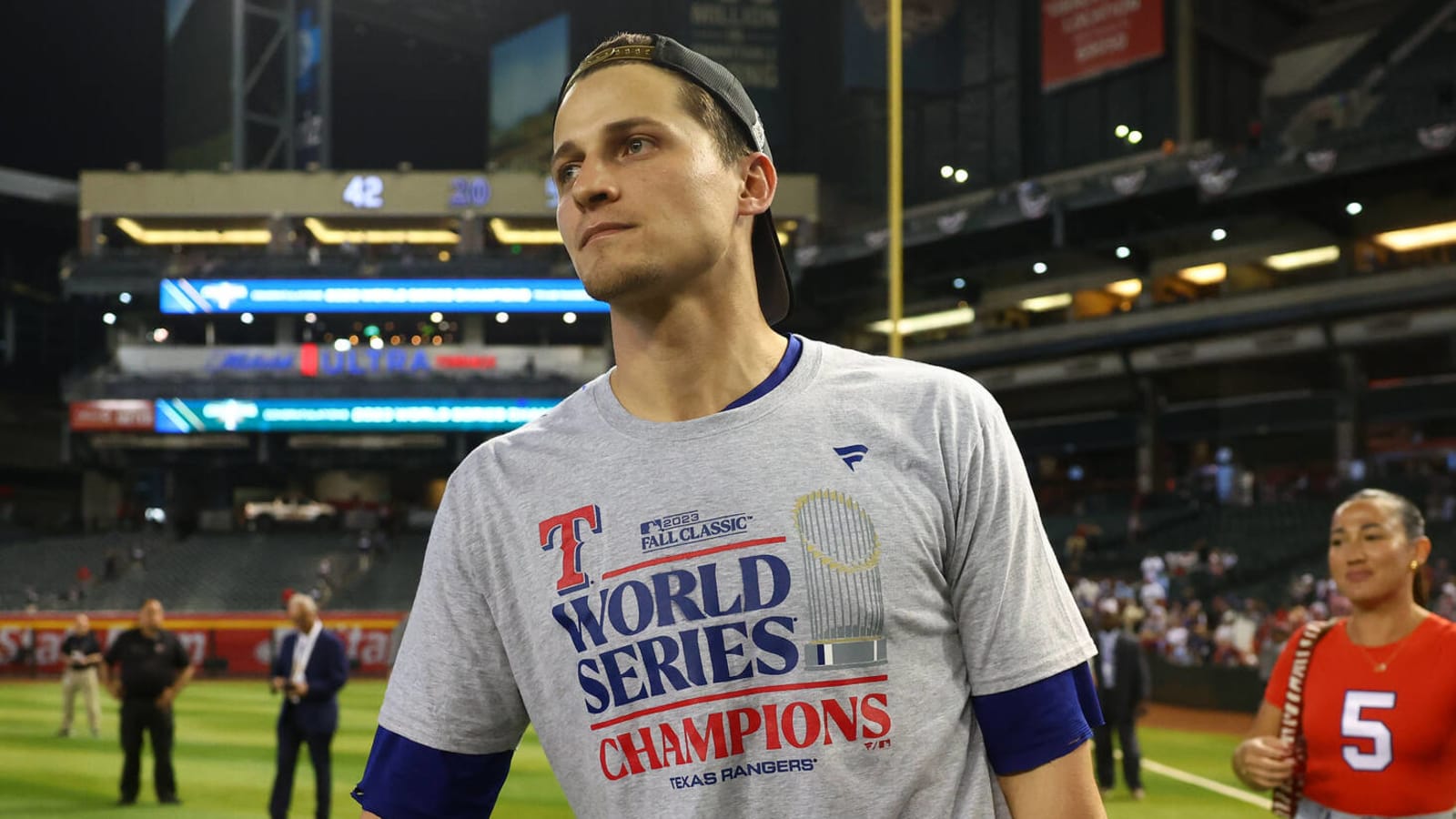 Rangers fan was determined to get Corey Seager’s autograph at World Series parade
