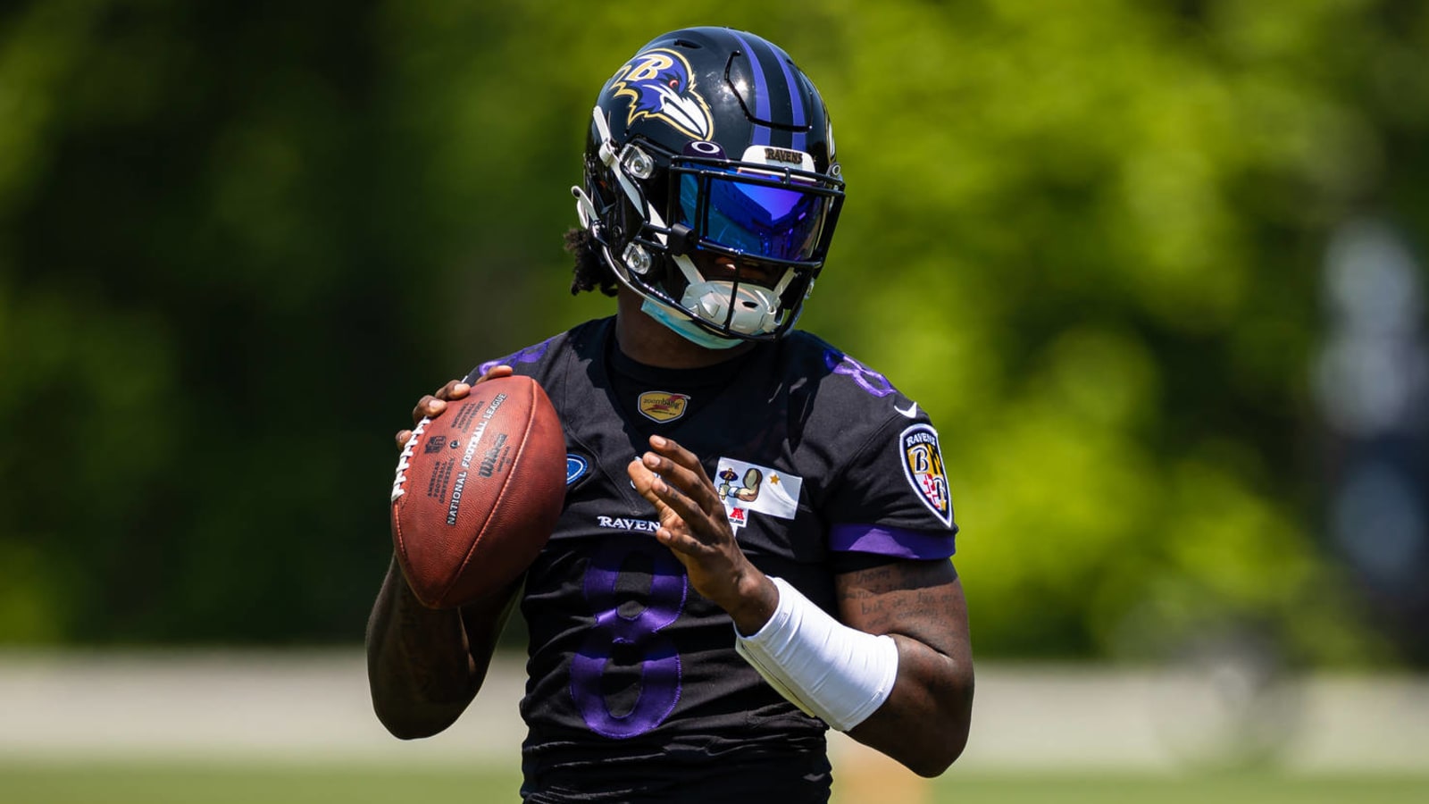 Lamar Jackson partnering with his mother on extension talks with Ravens