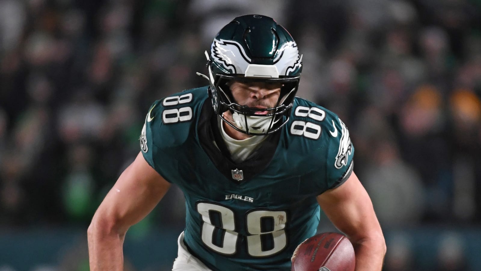 Watch: Eagles TE has awkward moment with 'Angry Runs' award