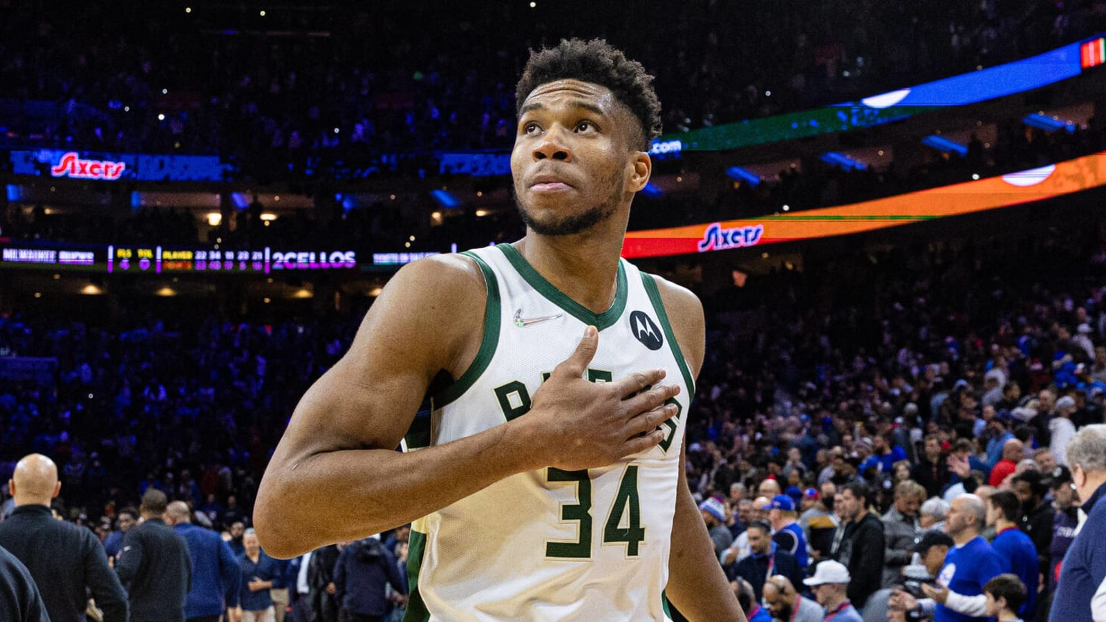 Bucks beat 76ers with game-winning block from Giannis