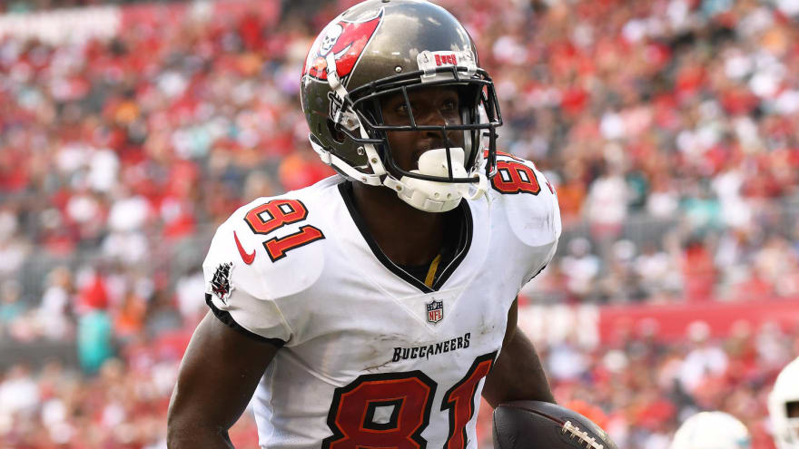 Report: Buccaneers' Antonio Brown, other suspended players now vaccinated against COVID-19