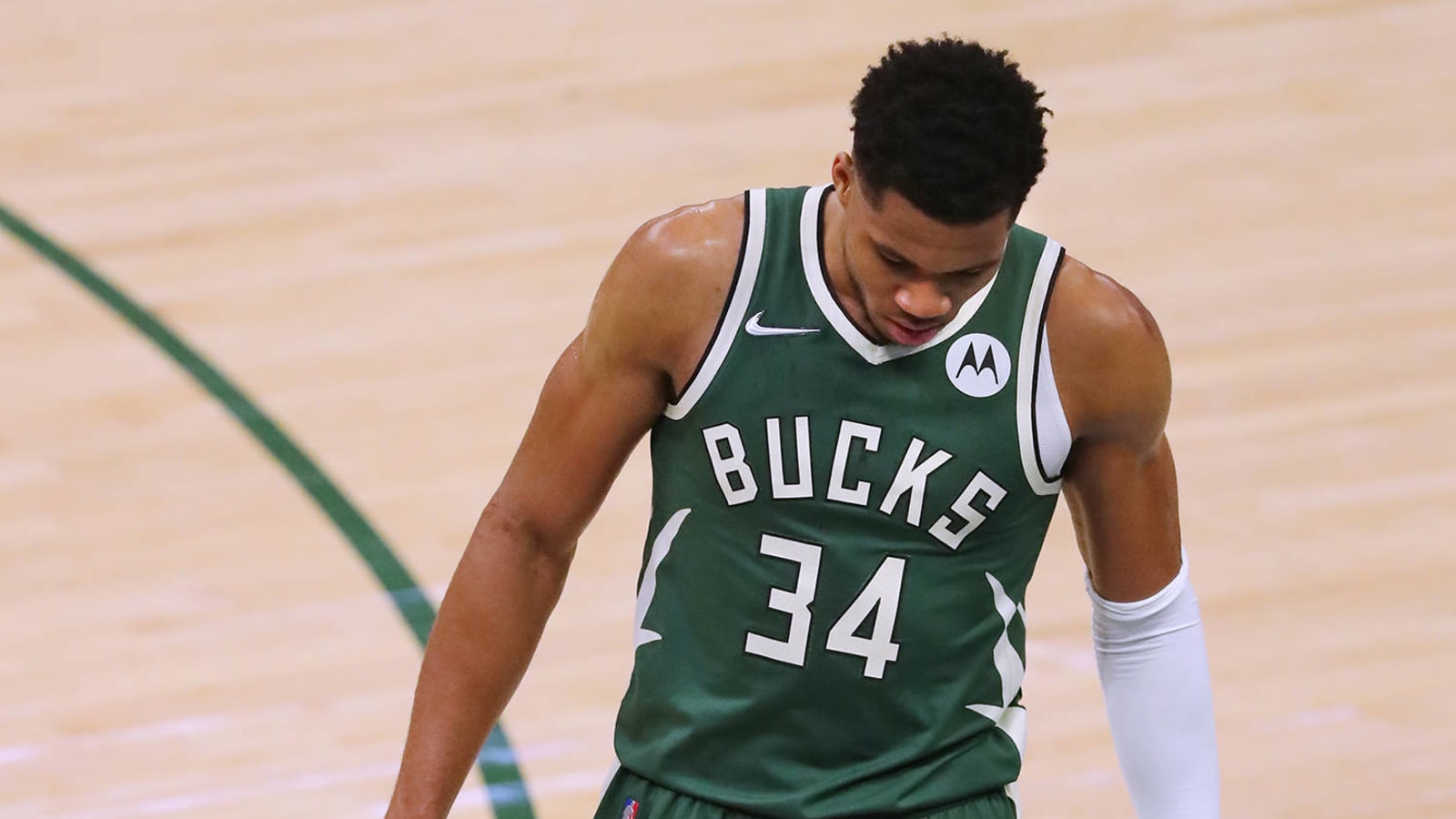 Giannis Antetokounmpo playing through calf issue against Hawks