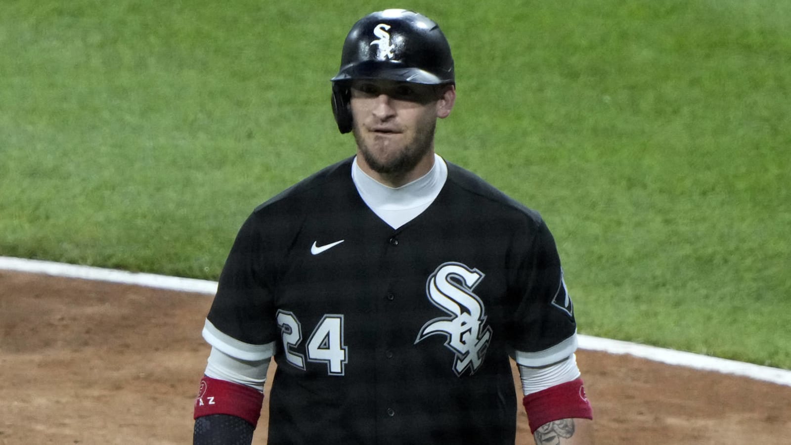 White Sox's Yasmani Grandal out four to six weeks with torn knee tendon