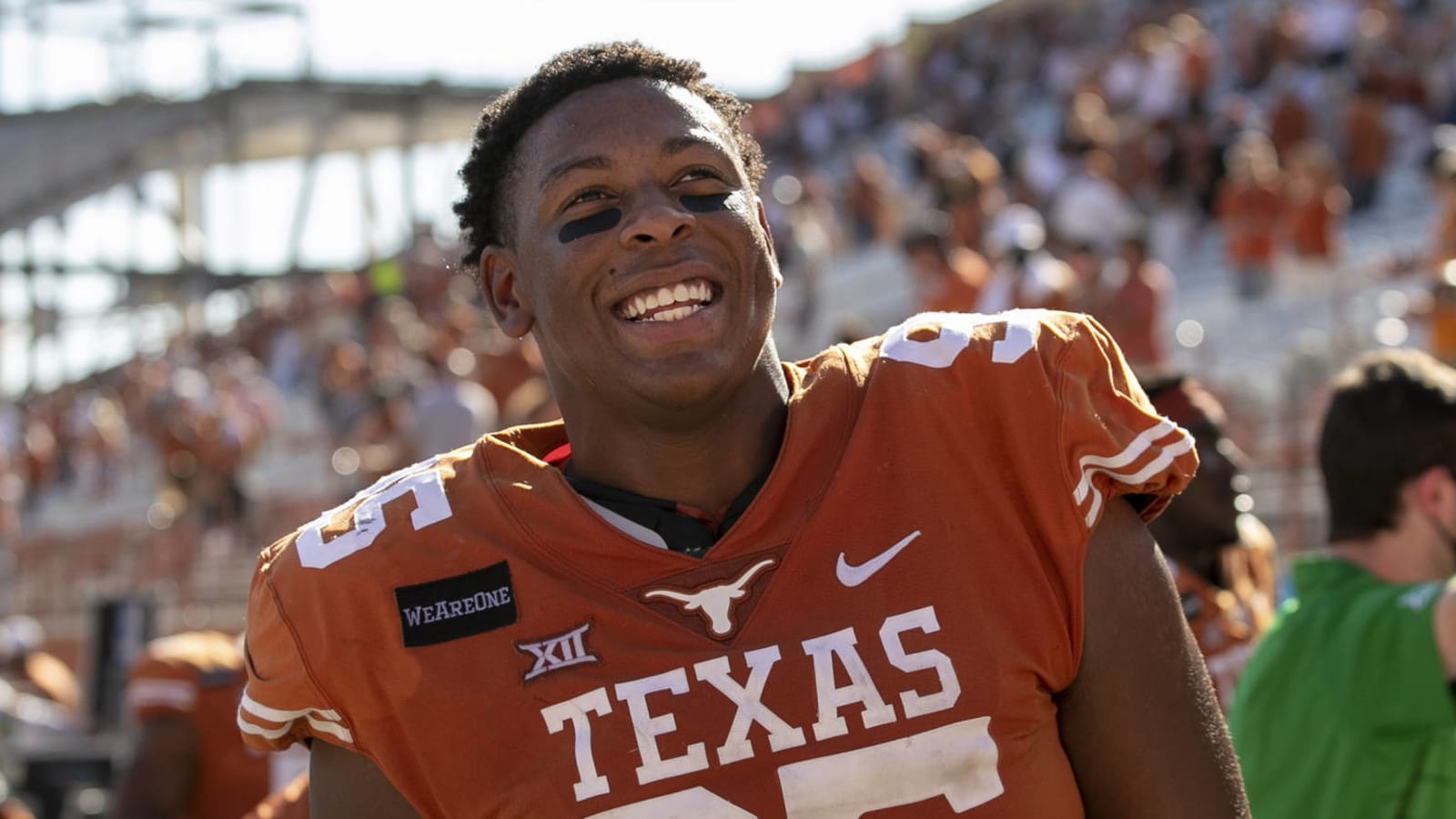Texas DL Alfred Collins makes incredible one-handed interception