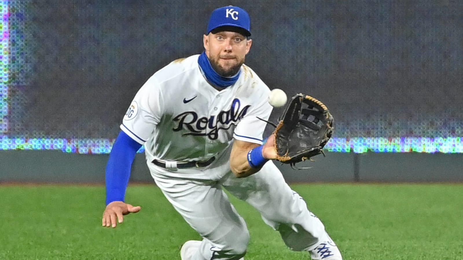 Alex Gordon throws first pitch from left field