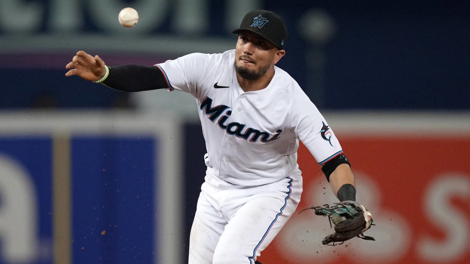 Marlins sign SS Miguel Rojas to two-year, $10M extension