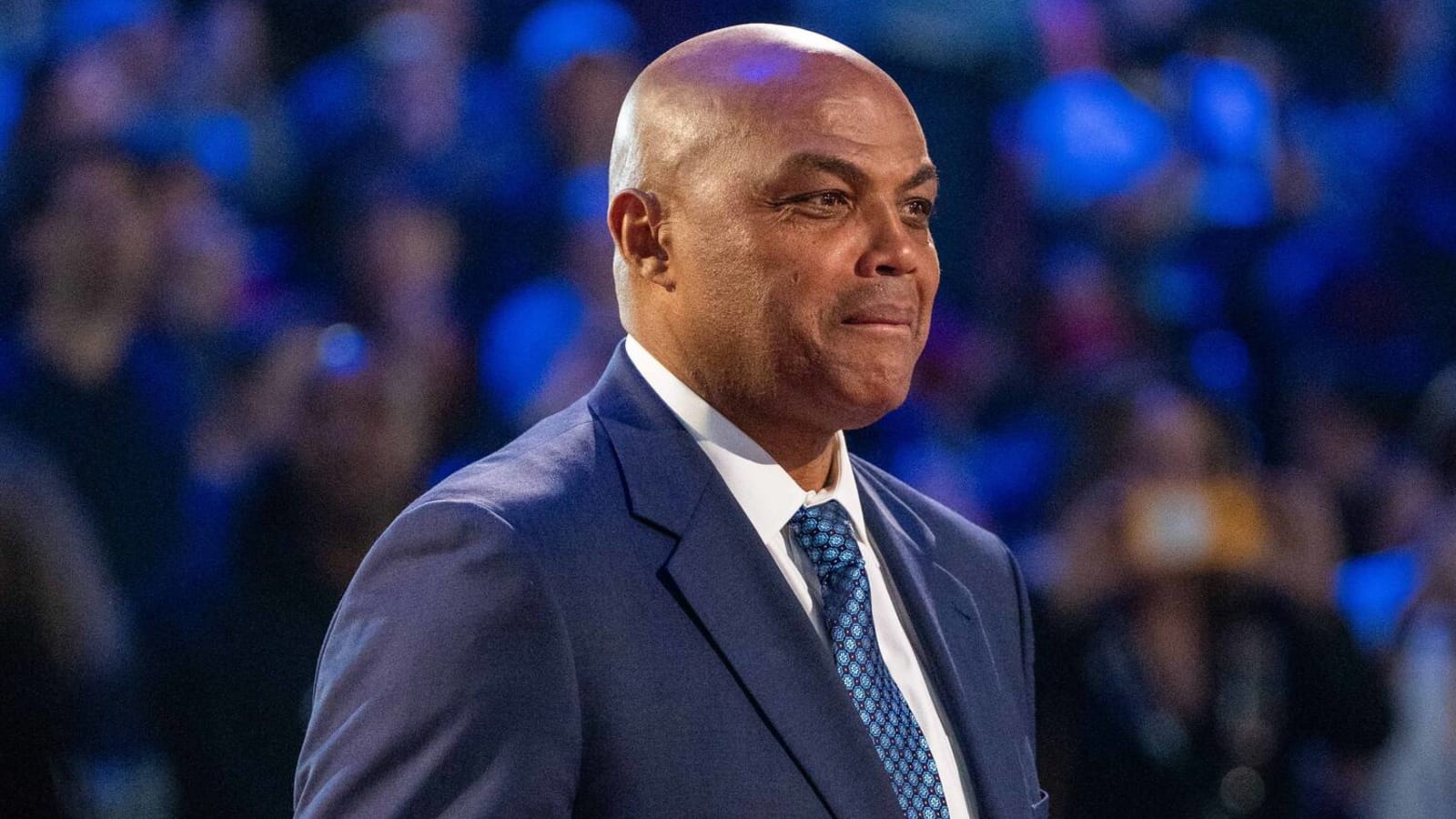 Watch: Charles Barkley shows up to Warriors-Mavericks game riding a horse