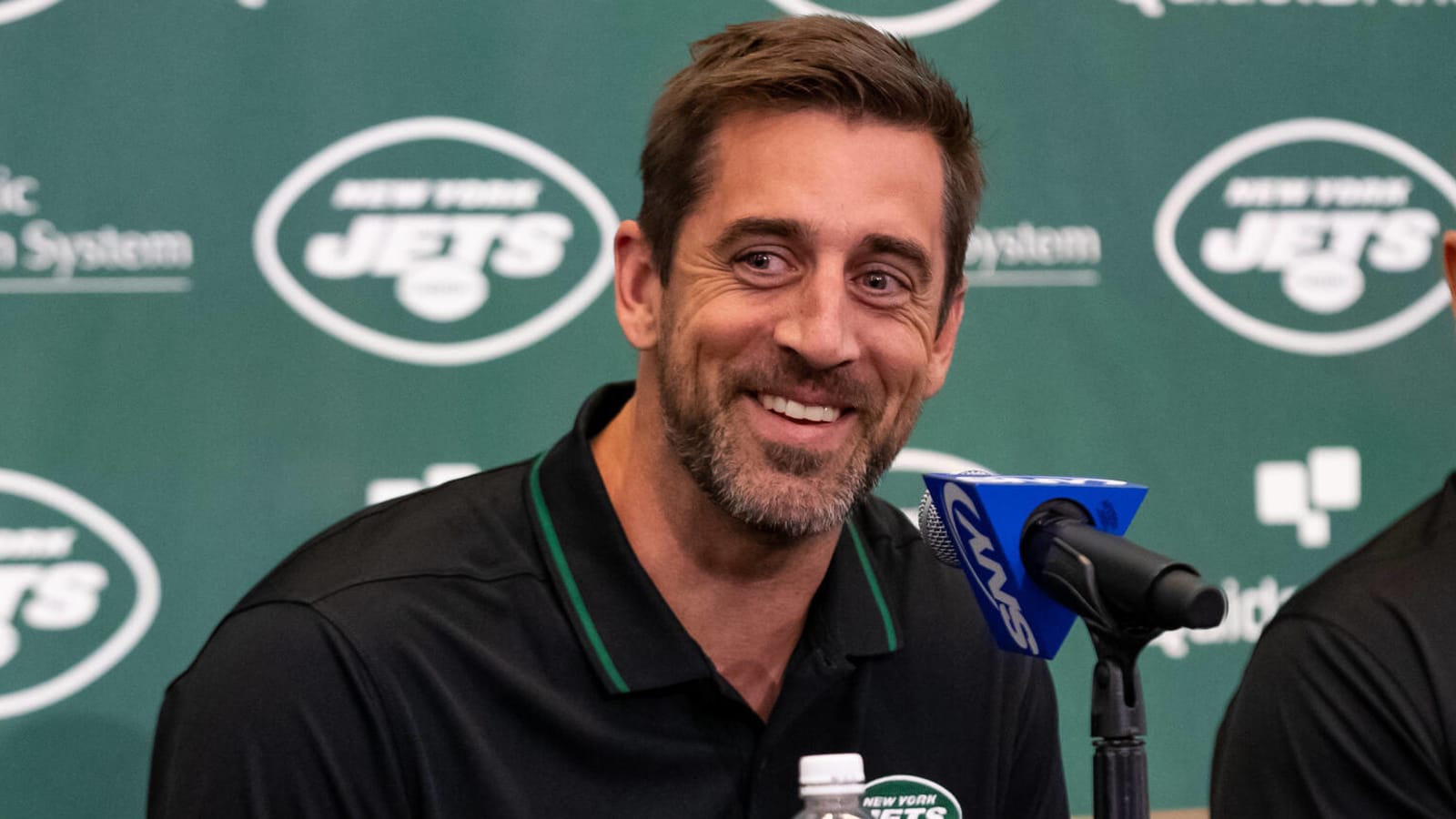 Aaron Rodgers practices for first time with Jets