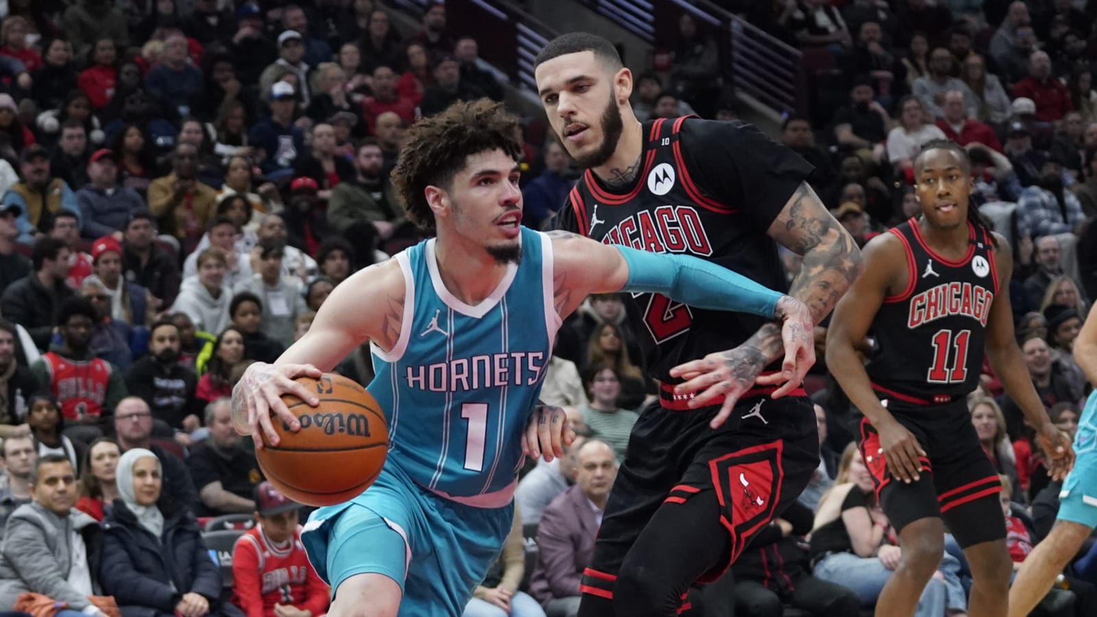 Watch: LaVar Ball’s sons have EPIC moment at Chicago Bulls vs Charlotte Hornets game