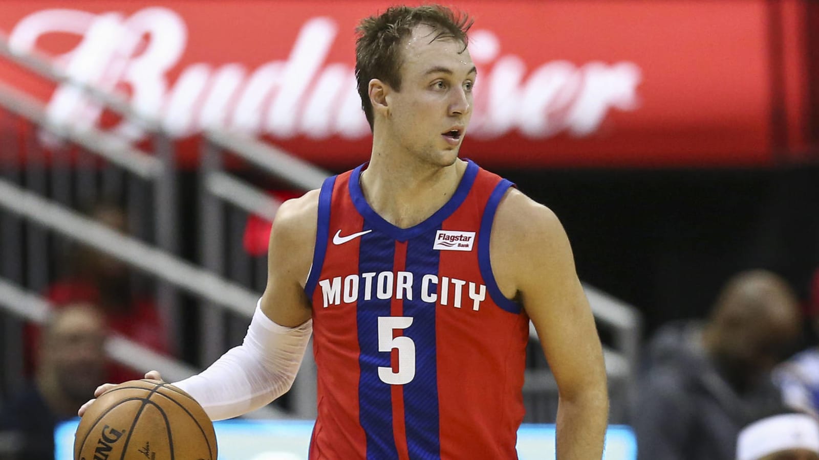 Kennard heads to Clippers, Shamet to Nets in three-team trade