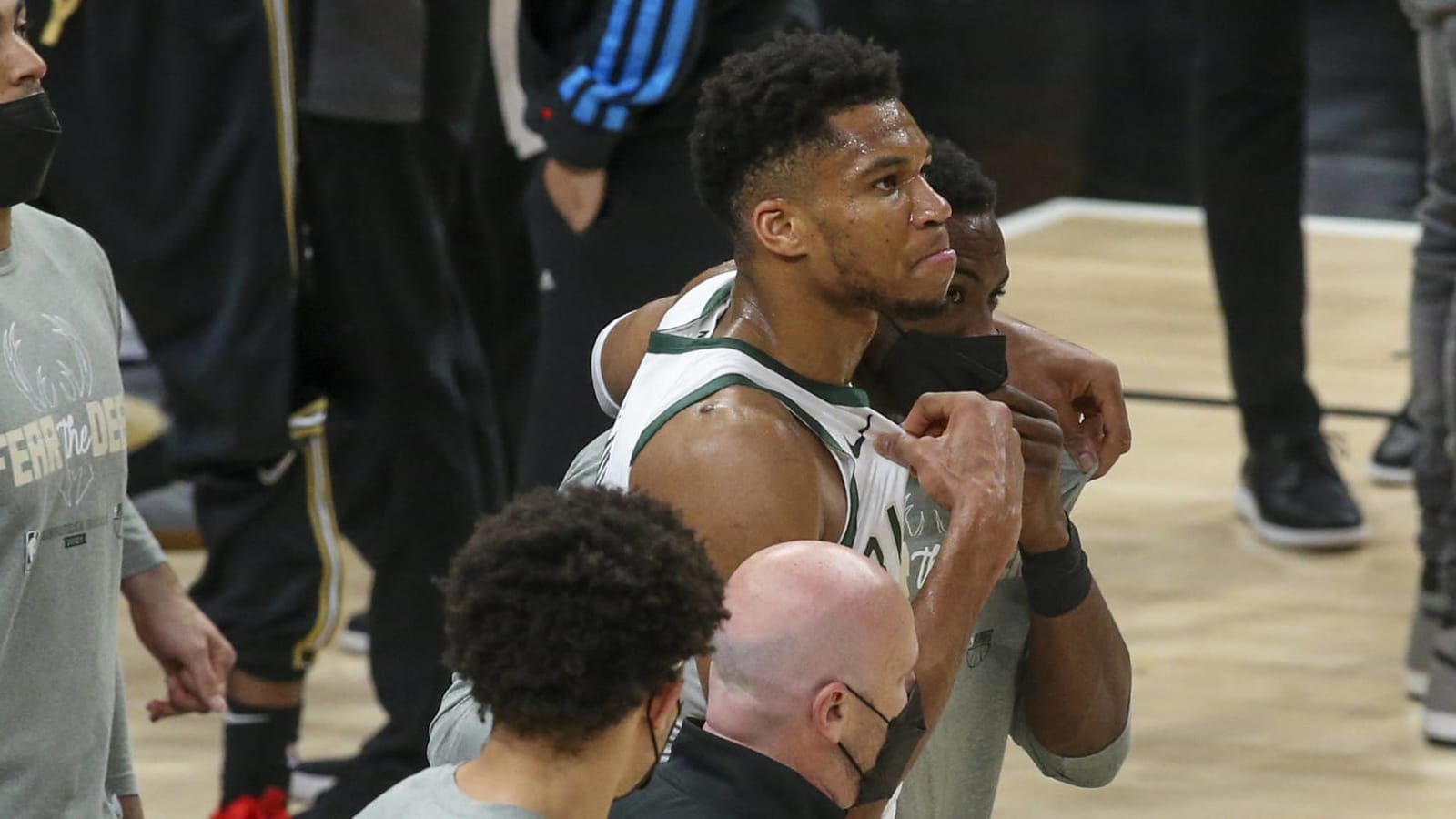 Giannis Antetokounmpo leaves Game 4 with knee injury