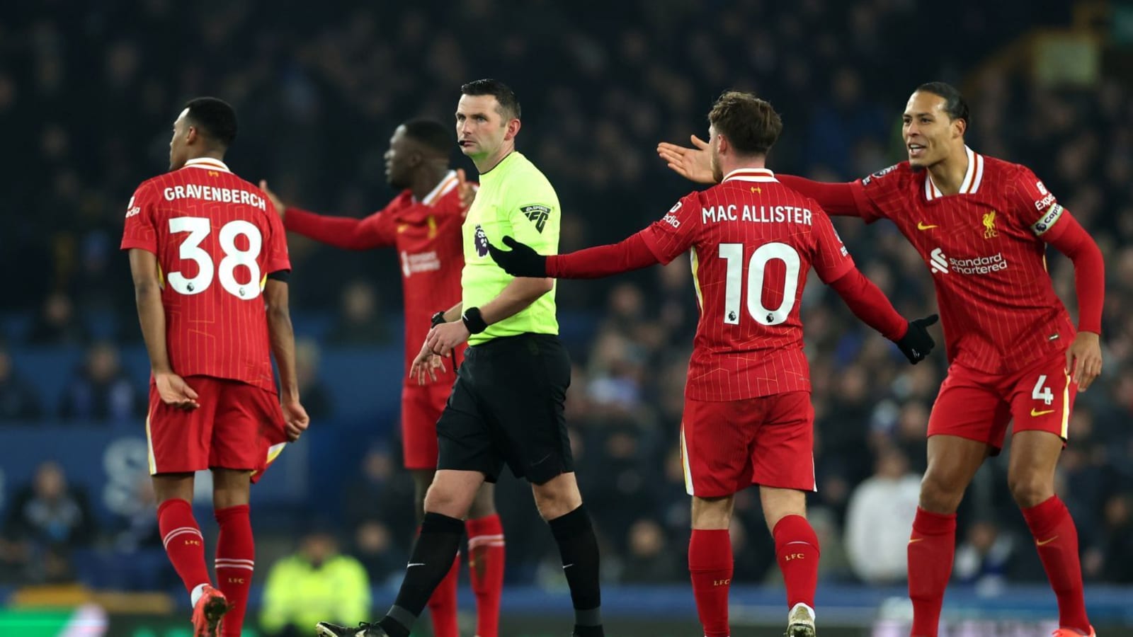 How long Michael Oliver added on for double Everton head injury that led to Tarkowski goal