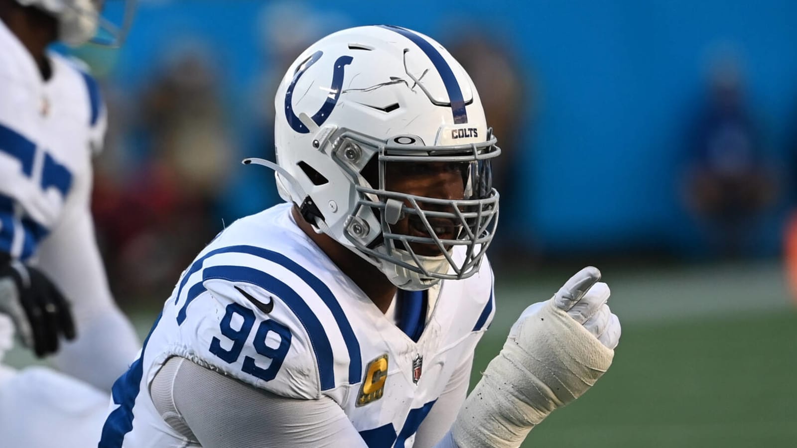 Colts extend three-time Pro Bowl DT