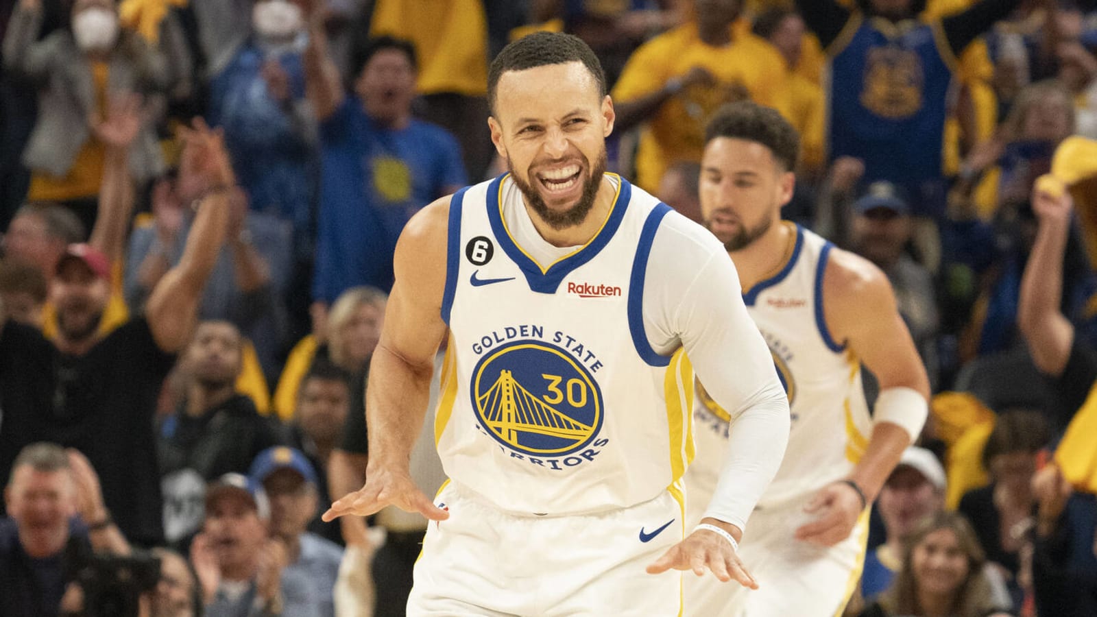 Stephen Curry keeps Warriors afloat