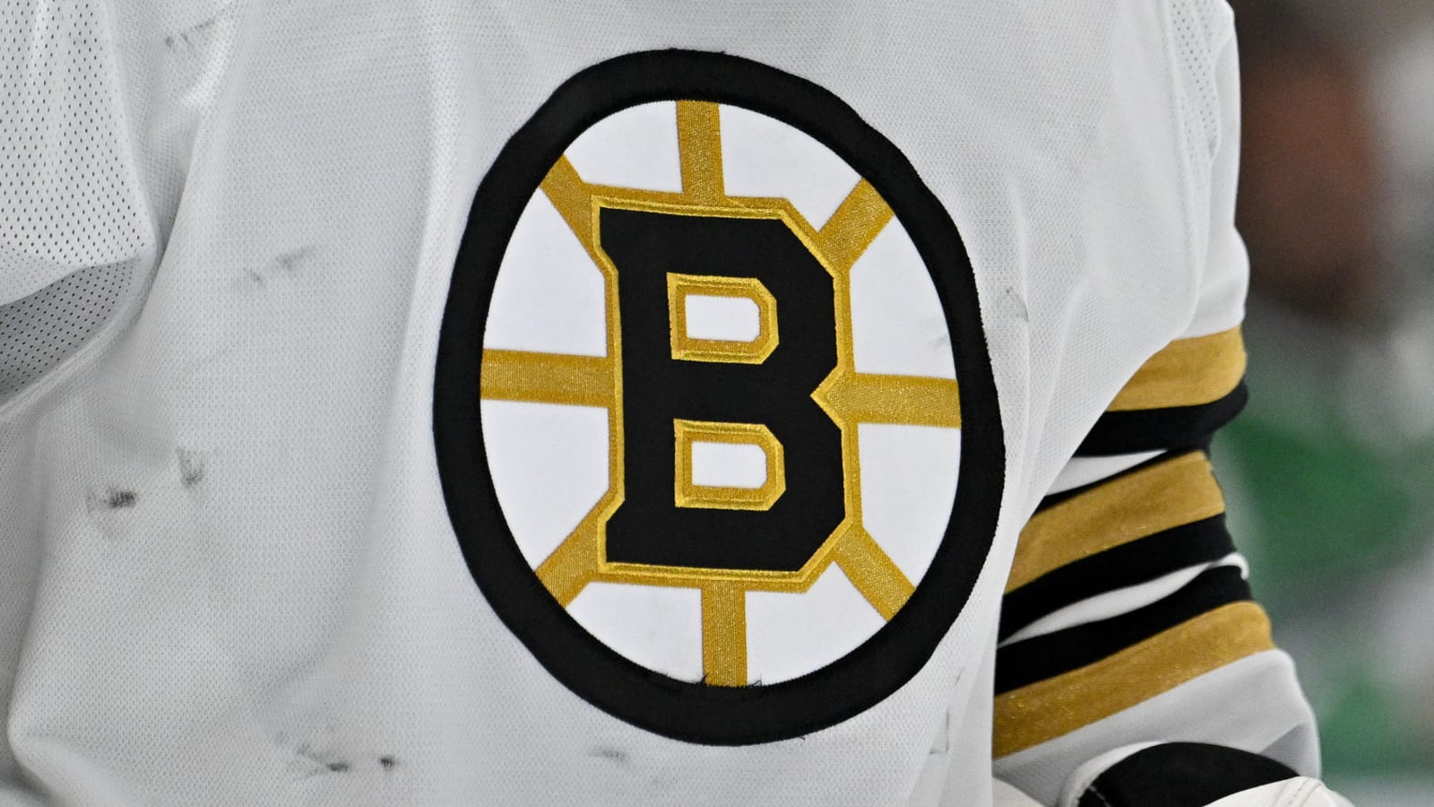 Bruins sign veteran forward to one-year deal