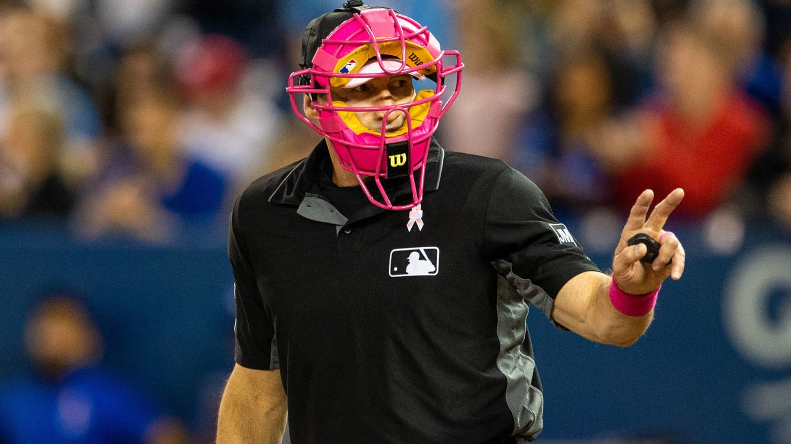 Umpire Angel Hernandez struggles with balls and strikes in Yankees-Blue Jays game