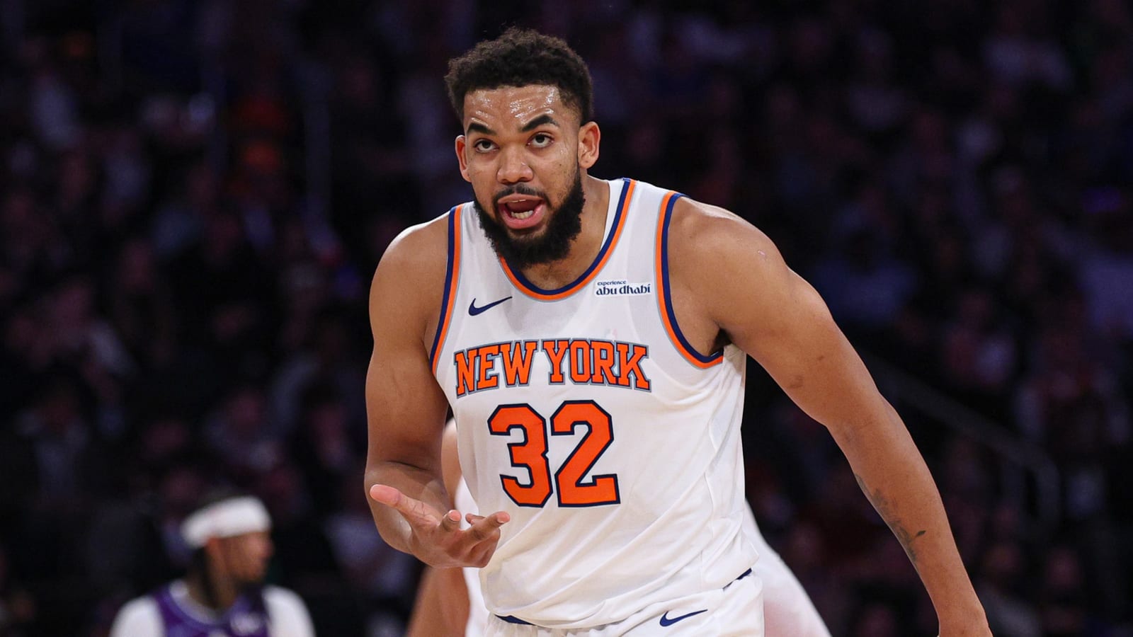 Karl-Anthony Towns heads to locker room with apparent leg injury