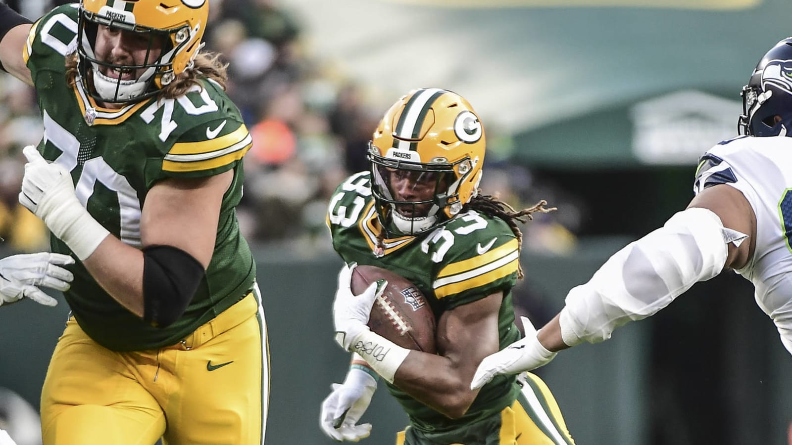 Aaron Jones leaves game with potentially significant knee injury