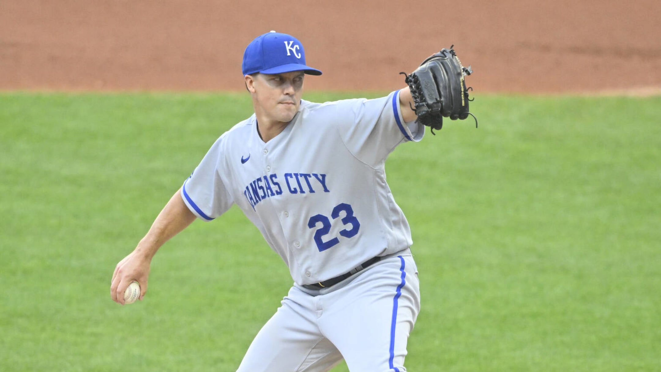 MLB free agency: Zack Greinke re-signs with Royals for 20th season 