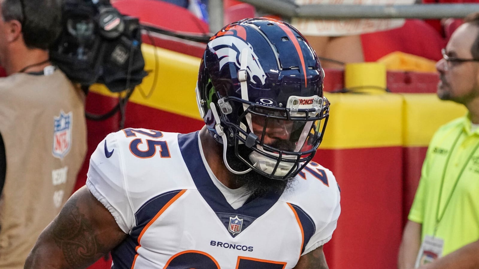Chiefs add veteran running back to active roster