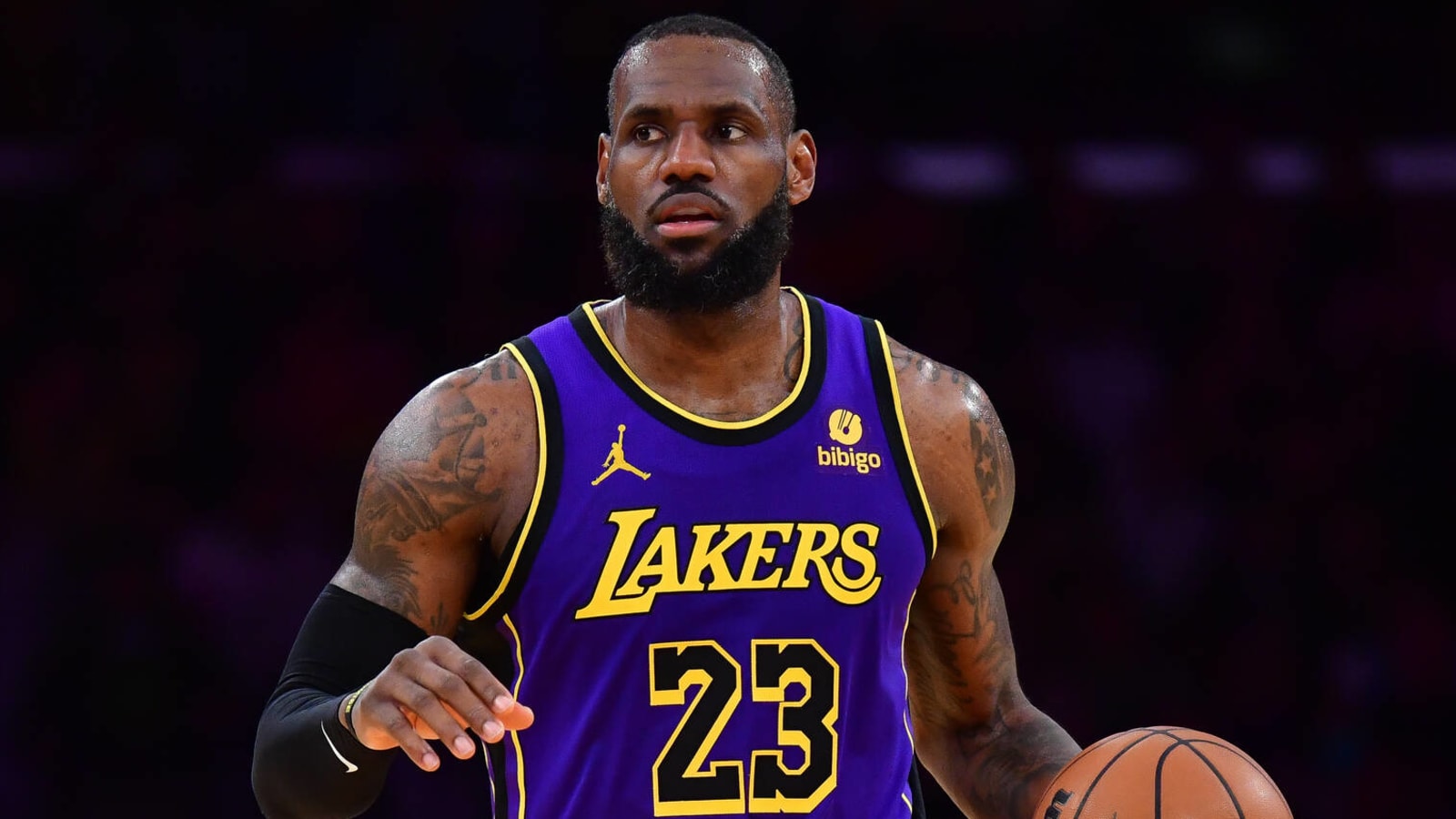 LeBron reacts to question about Lakers' trade-deadline moves