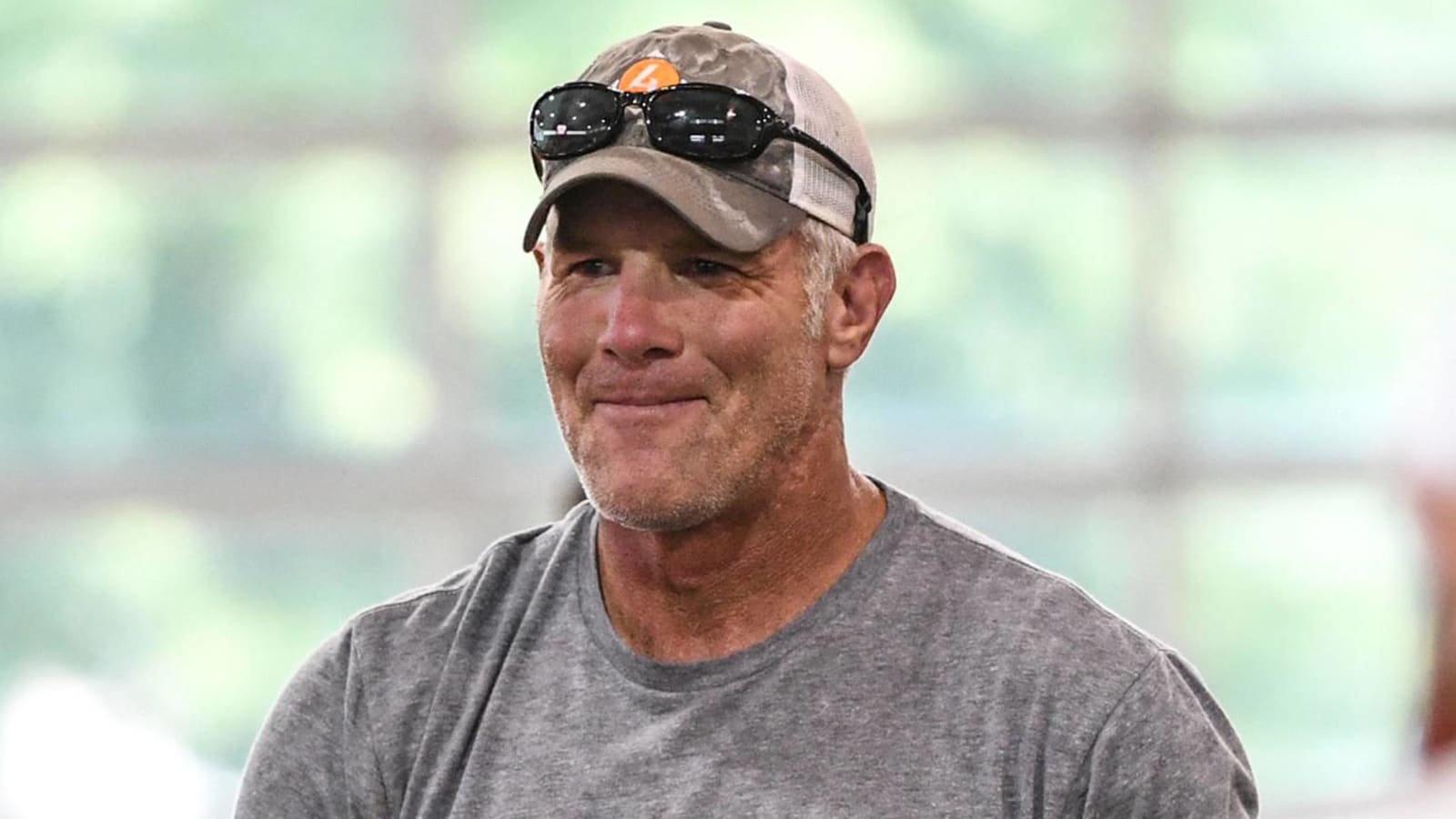 Brett Favre: Playing football before age 14 'not worth the risk'