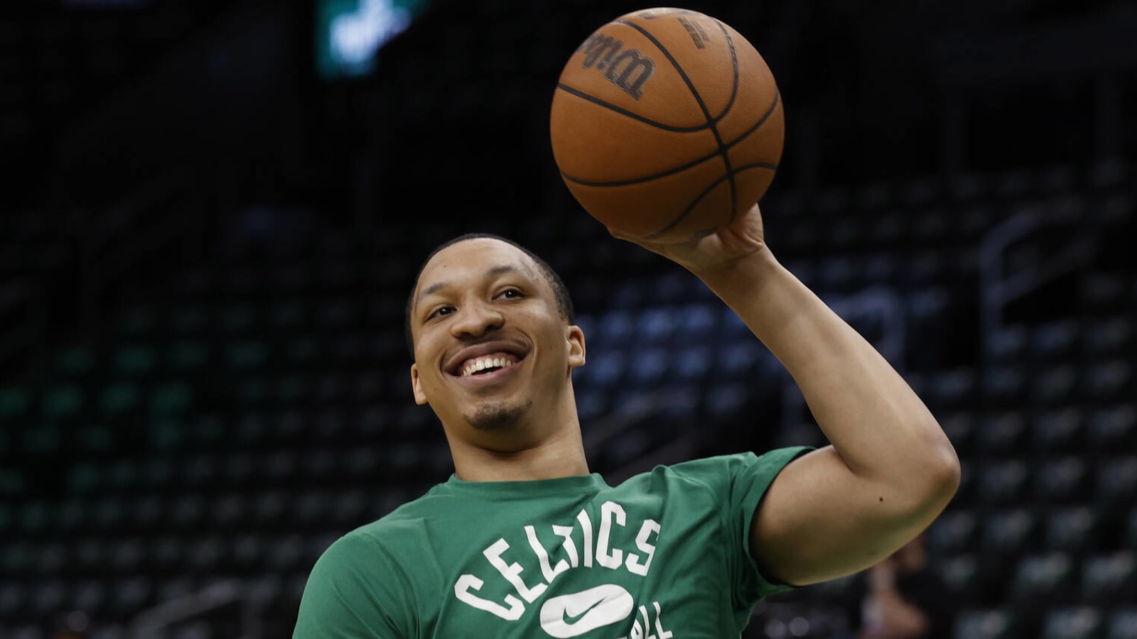 Watch: Celtics' Williams hilariously infiltrates Bucks’ huddle