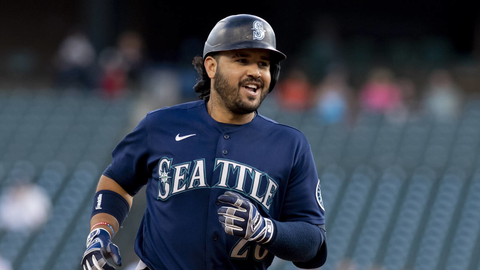 Watch Mariners 3B Eugenio Suarez plays hacky sack after fouling ball 