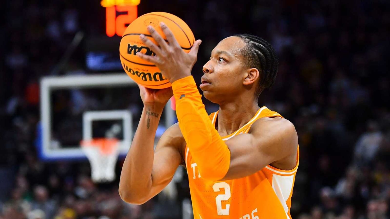 No. 1 Tennessee survives upset bid from Illinois