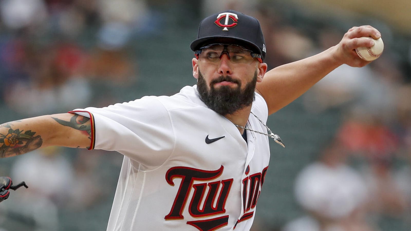 Twins Outright Devin Smeltzer, Jhon Romero