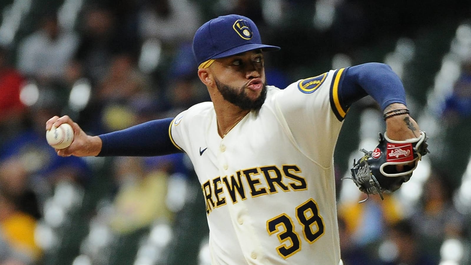 Brewers' Devin Williams breaks hand punching wall, MLB playoffs