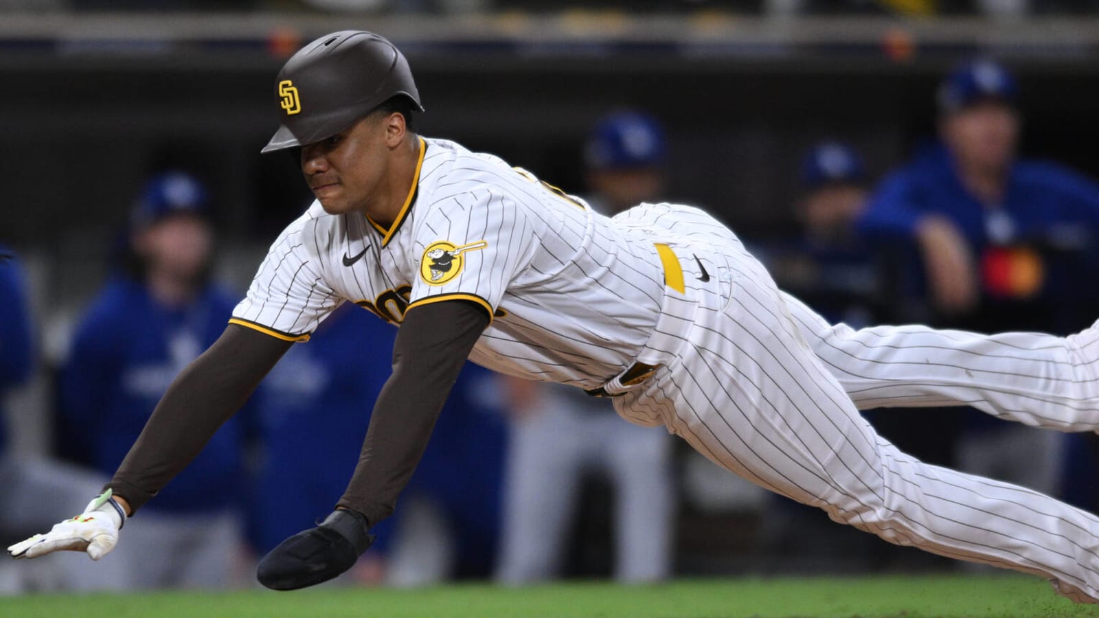Watch: Dodgers gave Juan Soto the easiest stolen base possible