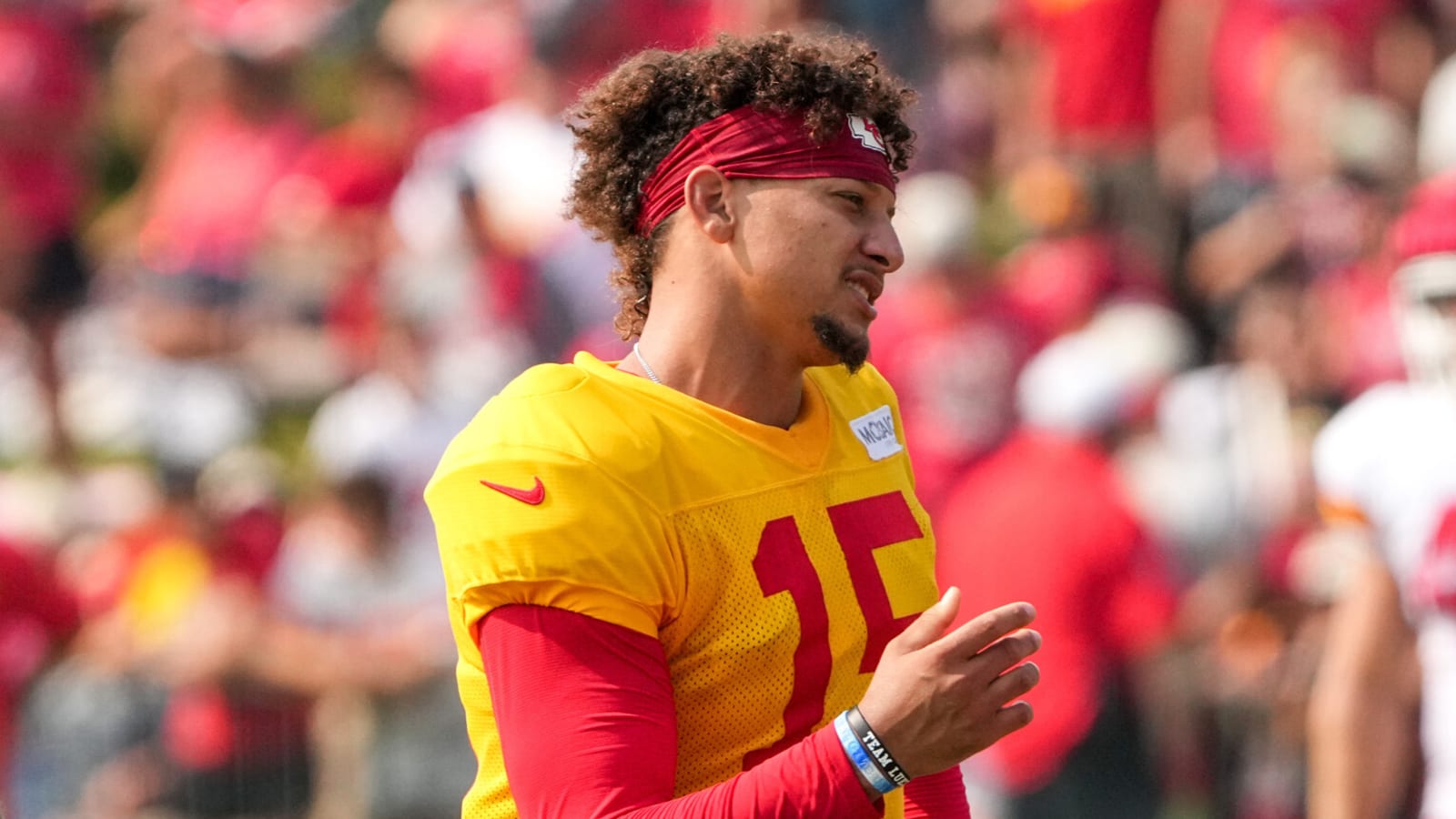 Watch: Patrick Mahomes practices throws blindfolded, dizzy