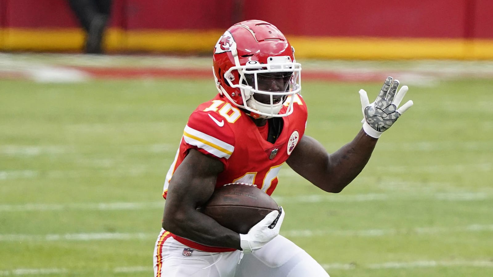 Tyreek Hill shoves coach Greg Lewis, seemingly as joke