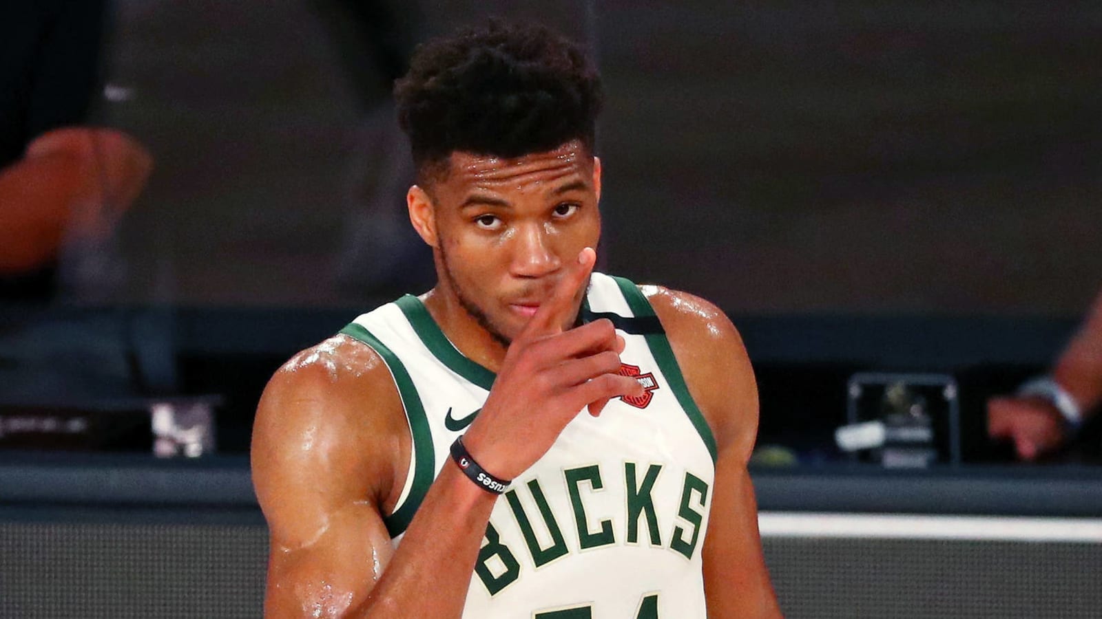 Giannis unfollows all Bucks teammates on Instagram